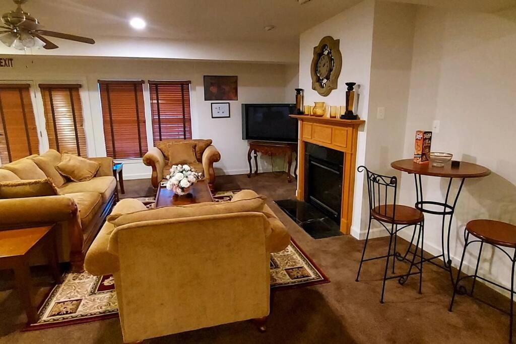 Exquisite 1 Bedroom, 1 Full Bath *